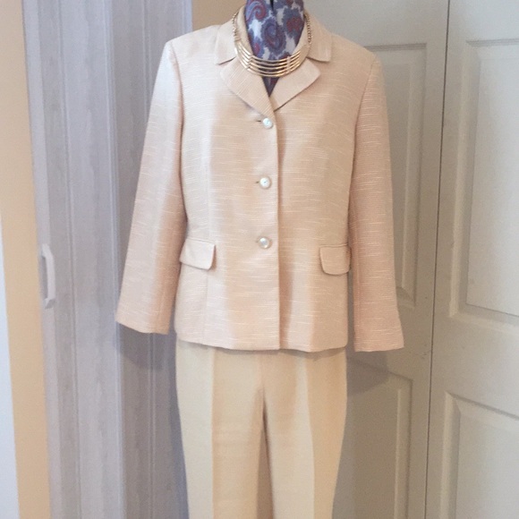 Kasper Tops - Kasper woman ivory hue color pants suit size 14P